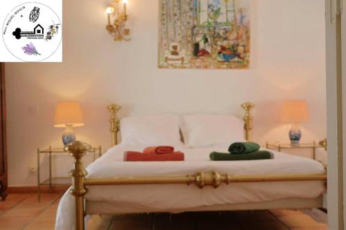 a bedroom with a bed with three hats on it at Bastide provençale avec piscine privée au cœur de la nature Proche Cassis et Aix-en-Provence in Belcodène