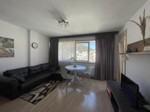 un salon avec un canapé et une table dans l'établissement DimaX Apartments, à Budva