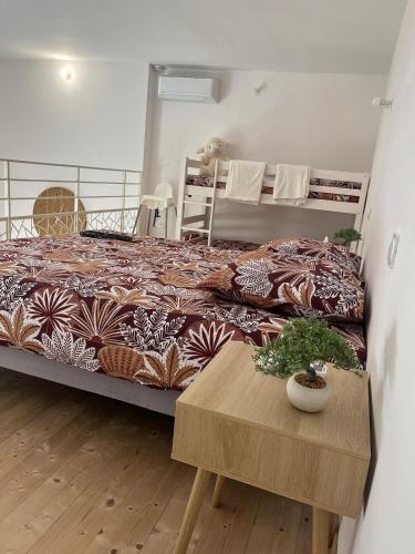 une chambre avec un lit et une table en bois dans l'établissement Appartement proche du lac de Vouglans, à Charchilla