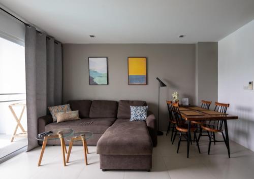 Posezení v ubytování Mae Phim Grand Blue Condo with pool and seaview