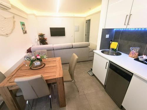a small apartment with a table and a kitchen at VIP Poolsuite Calafell in Calafell