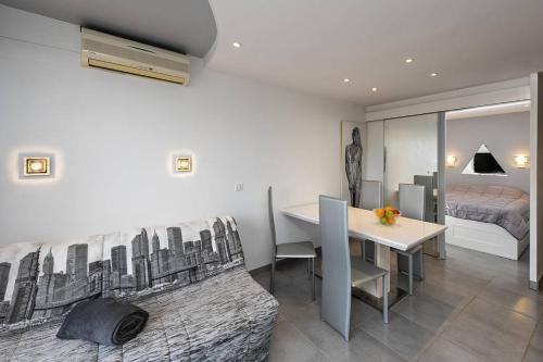 une chambre avec un lit, un bureau et une table dans l'établissement Appartement NEW YORK - Héliopolis O15 - Luxe - 2 personnes, au Cap d'Agde