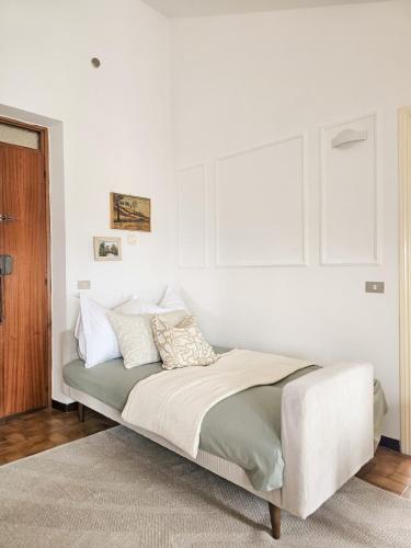 a white bedroom with a bed with white walls at La dolce vita Giove apartment in Giove