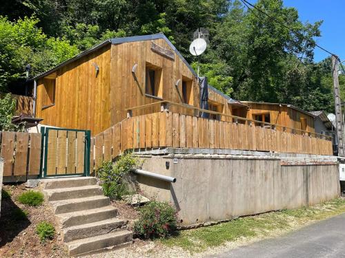 a house that is being built with a fence at La Capiniella in La Chapelle-Moulière