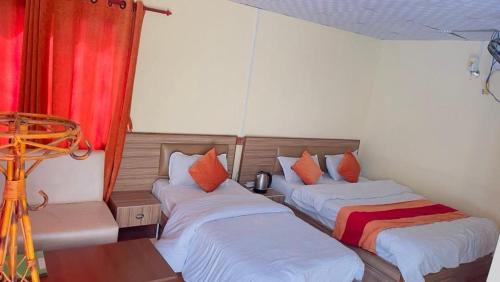 En eller flere senge i et værelse på Treez Resort