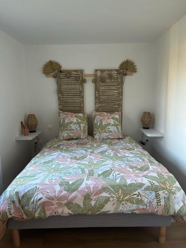 une chambre avec un lit avec une couette colorée dans l'établissement La petite maison, à Gouffern en Auge