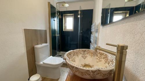 a bathroom with a sink and a toilet at Ferienhaus An der Weinrebe in Bad Hersfeld mit Garten, 2 Bäder, 2 Schlafzimmer & Küche - gratis Parkplätze in Bad Hersfeld