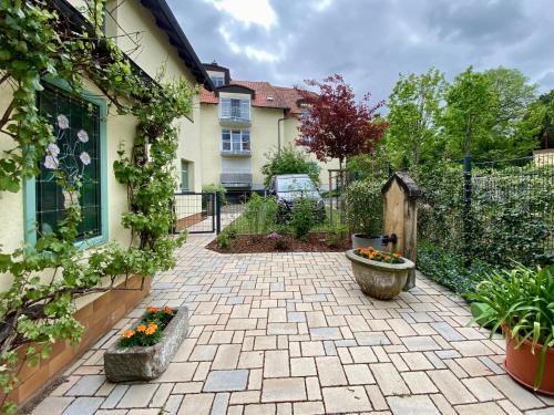 a patio with flowers and plants in a yard at Krahnberghaus Gotha - Ferien mitten in Deutschland in Gotha