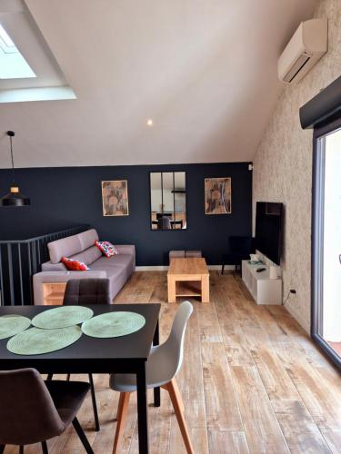 un salon avec un canapé et une table dans l'établissement Duplex, Av Charles Trenet, à Narbonne