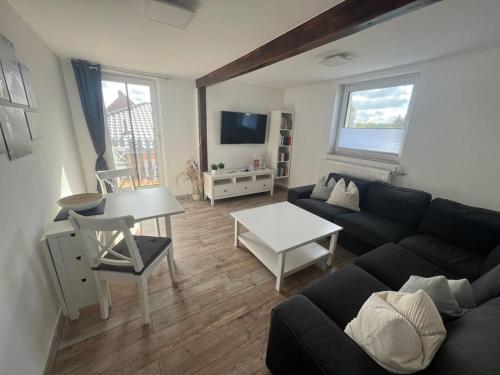グライフスヴァルトにあるFerienwohnung Miloのソファとテーブルのあるリビングルーム