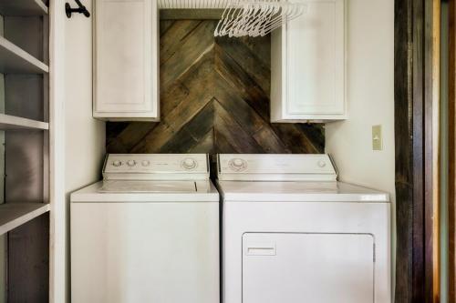 Fotografie z fotogalerie ubytování Cozy Hilltop Cabin with Hot Tub & Forest Views v destinaci Pigeon Forge