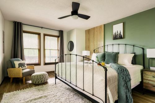 Postel nebo postele na pokoji v ubytování Cozy Hilltop Cabin with Hot Tub & Forest Views