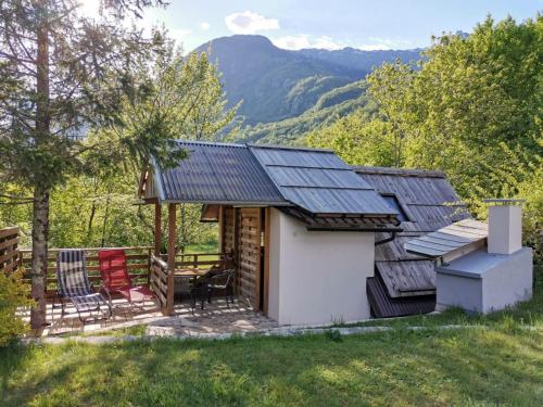 una piccola casa con pannelli solari sul tetto di Glamping Narnia a Bovec