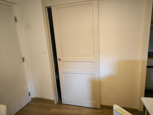 une porte blanche dans une pièce dans l'établissement Le Nid plein centre, à Salon-de-Provence