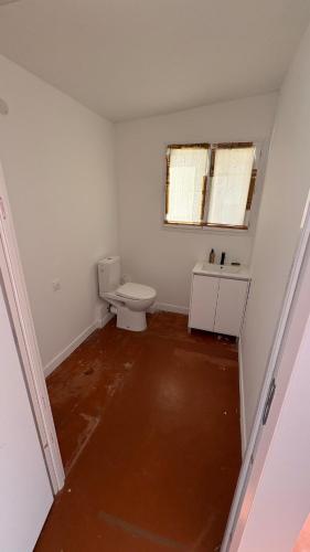 une salle de bains vide avec toilettes et fenêtre dans l'établissement Local, Training room, seminars, meetings, courses, formation, à Castelnaudary