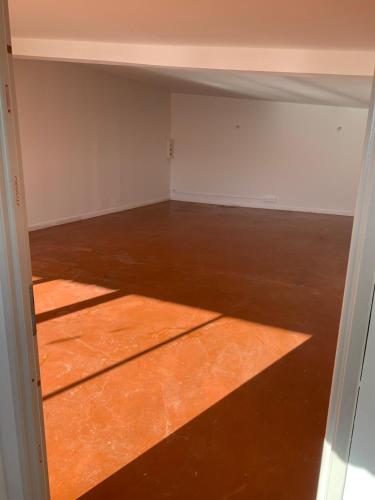 une pièce vide avec un sol en béton et une porte ouverte dans l'établissement Local, Training room, seminars, meetings, courses, formation, à Castelnaudary