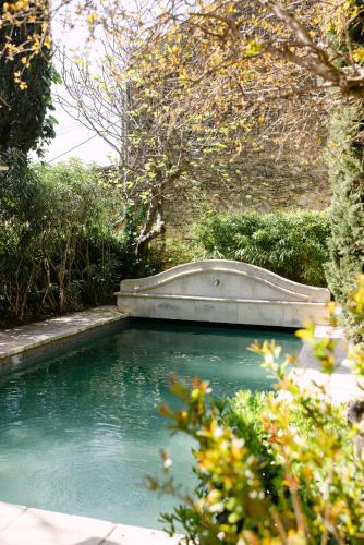un bassin d'eau avec un bateau. dans l'établissement Le Prieuré, à Châteauneuf-du-Pape