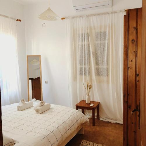 een slaapkamer met een bed met twee handdoeken erop bij Villa Irene in Kalymnos