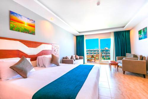 ein Schlafzimmer mit großem Bett und ein Wohnzimmer in der Unterkunft Hawaii Paradise Aqua Park Resort - Families and Couples Only in Hurghada