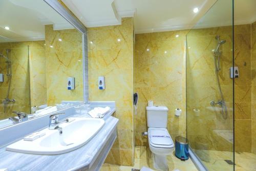 ein Badezimmer mit Waschbecken, Dusche und Toilette in der Unterkunft Hawaii Paradise Aqua Park Resort - Families and Couples Only in Hurghada