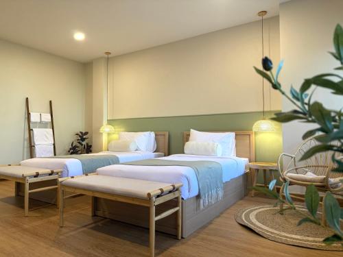 ein Schlafzimmer mit 2 Betten und einer Topfpflanze in der Unterkunft Little Stay Bophut - Samui in Ko Samui