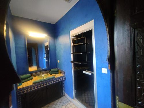 Chambre 4, Riad 3 Couple only au village naturiste في كاب داغد: حمام أزرق مع حوض ومرآة