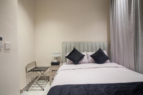 Giường trong phòng chung tại Luxury One-Bedroom Apt AlRimal-4