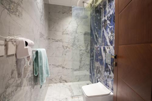 Phòng tắm tại Luxury One-Bedroom Apt AlRimal-4