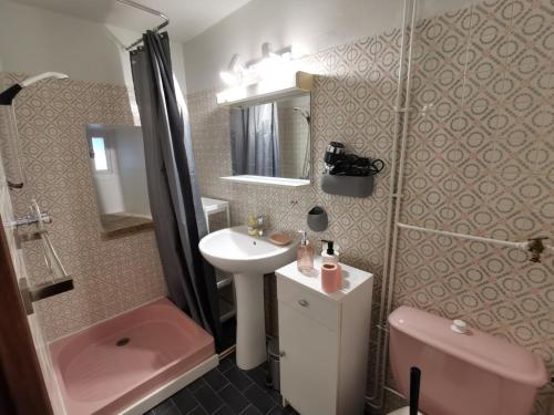 Koupelna v ubytování Le Gîte Latour Milieu