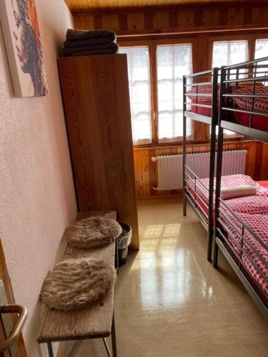 a room with two bunk beds in a room at Séjour Edelweiss in Arolla