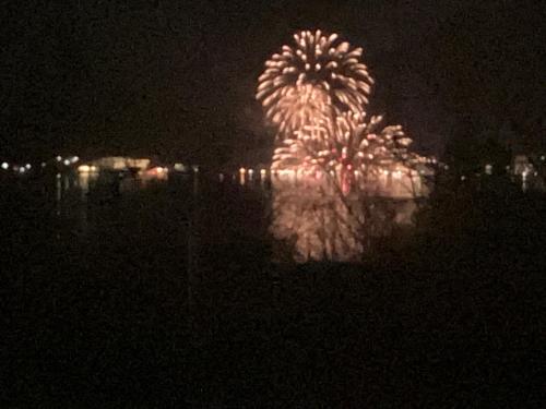 ゲストハウスの近くを流れる川の景色