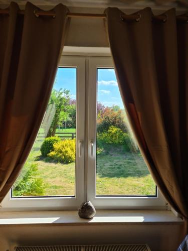 an open window with a view of a yard at Endeholzer Fuchsbau in Eschede