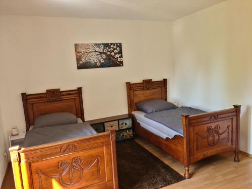two beds sitting next to each other in a room at Endeholzer Fuchsbau in Eschede
