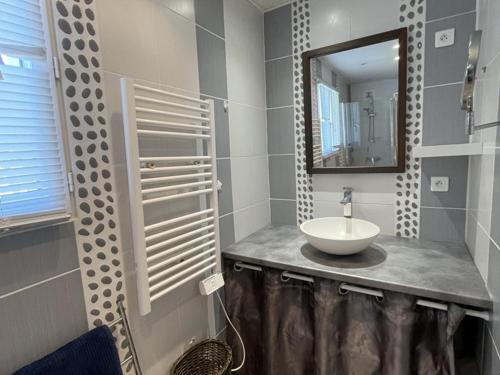 une salle de bain avec un lavabo et un miroir dans l'établissement Villa spacieuse avec piscine pour 8 pers à Soustons - FR-1-379-133, à Soustons