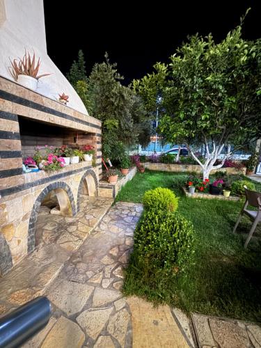 Un jardín fuera de Maison Apartments