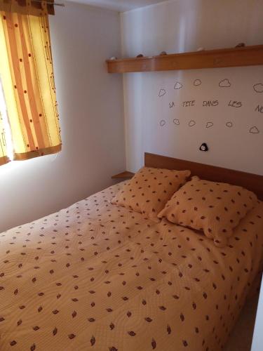 une chambre avec un lit avec une couette dans l'établissement Camping l'escale, à Agde