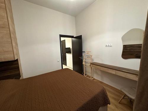 1 dormitorio con 1 cama y puerta en una habitación en orbeliani cozy flat, en Tiflis