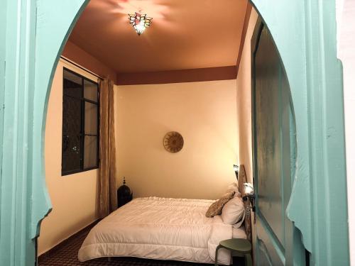 a small bedroom with a bed in an archway at Big Apartment in Central Medina 3BR ,view and Jacuzzi Tetouan in Tetouan