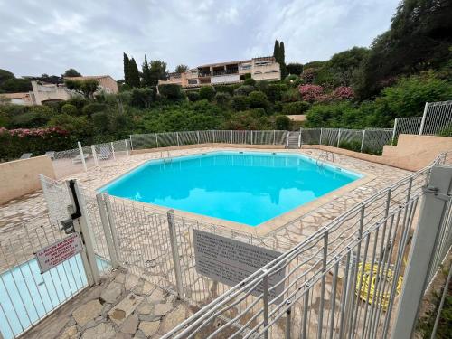 une piscine entourée d'une clôture dans l'établissement Le PTIT ZLATAN, Vue Exceptionnelle sur la Mer, à Sainte-Maxime