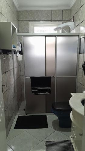 a small bathroom with a toilet and a sink at Casa Vintage in Joinville