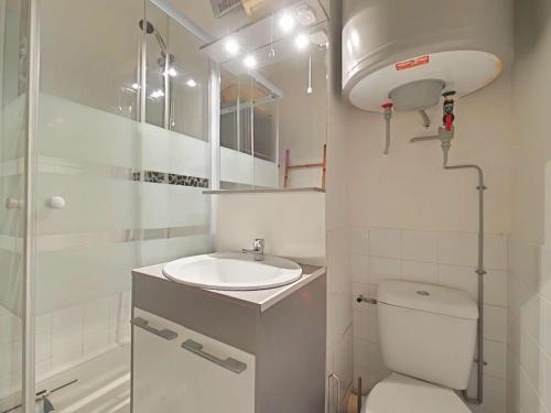 une petite salle de bain avec toilettes et lavabo dans l'établissement Studio cosy avec jardinet à 300m de la plage - 4 couchages - FR-1-224B-689, à La Guérinière