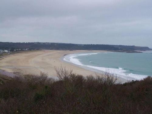 Elle offre une vue sur une plage de sable et l'océan. dans l'établissement L'horizon, à Plurien