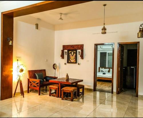 Χώρος καθιστικού στο VERY Posh GF 2BHK - Heart of Pondy - 2Km to Beach