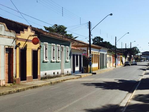 an empty street in a town with colorful houses at Hotel Marazul in Cananéia