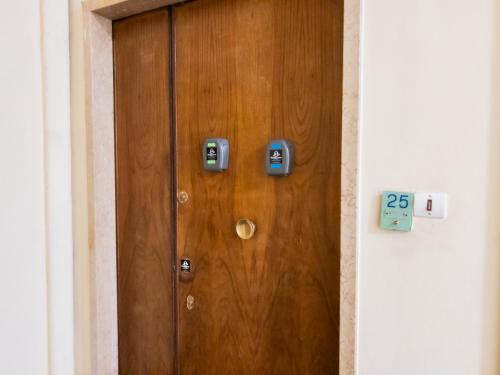 a wooden door with two numbers on it at Green Apartment - Airport 8 min - AC - Smart TV in Genova