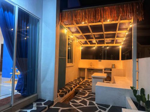 una camera con cucina con bancone e tavolo di Santorini Vibes Penang - Tasek Gelugor a Kampong Selamat