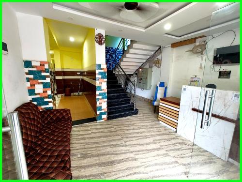 Kuchyň nebo kuchyňský kout v ubytování Hotel Sashi INN Near Sea Beach and Jagannath Temple - Fully Air Conditioned Hotel - Prime Location Spacious Room - A Premium Hotel In Puri