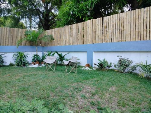 Taman di luar Marias Transient Family Room