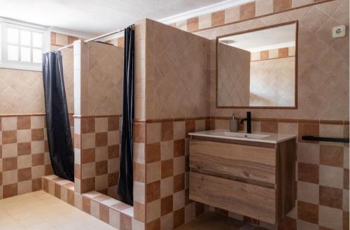 un bagno con lavandino e specchio di Villa El Torreón a Casarabonela