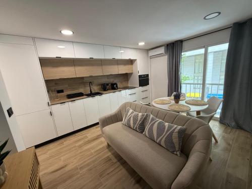 un soggiorno con un divano e un tavolo di Estudio Playa Calpe a Calpe